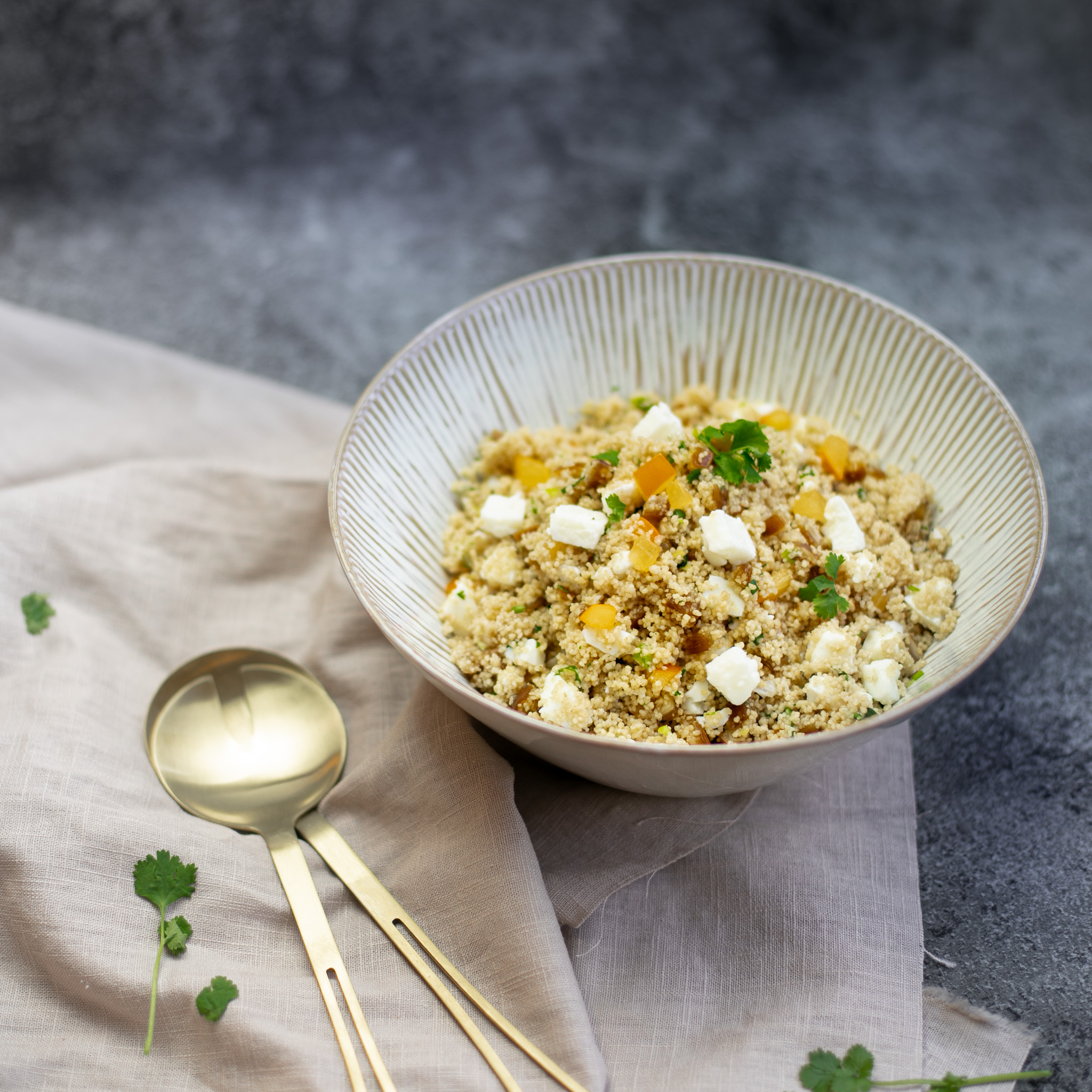 Mausteinen valkuais-couscoussalaatti