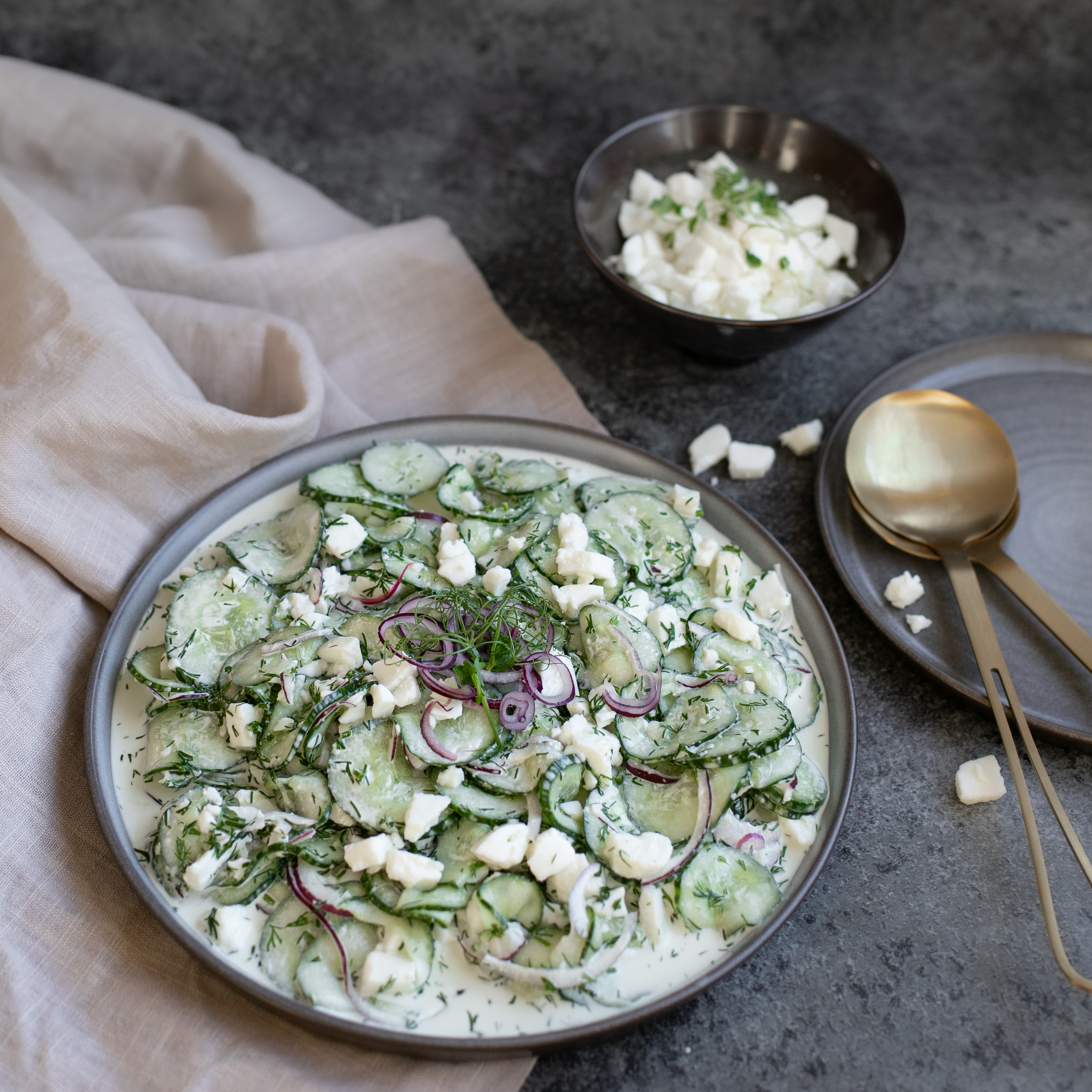 Mehevä valkuais-kurkkusalaatti