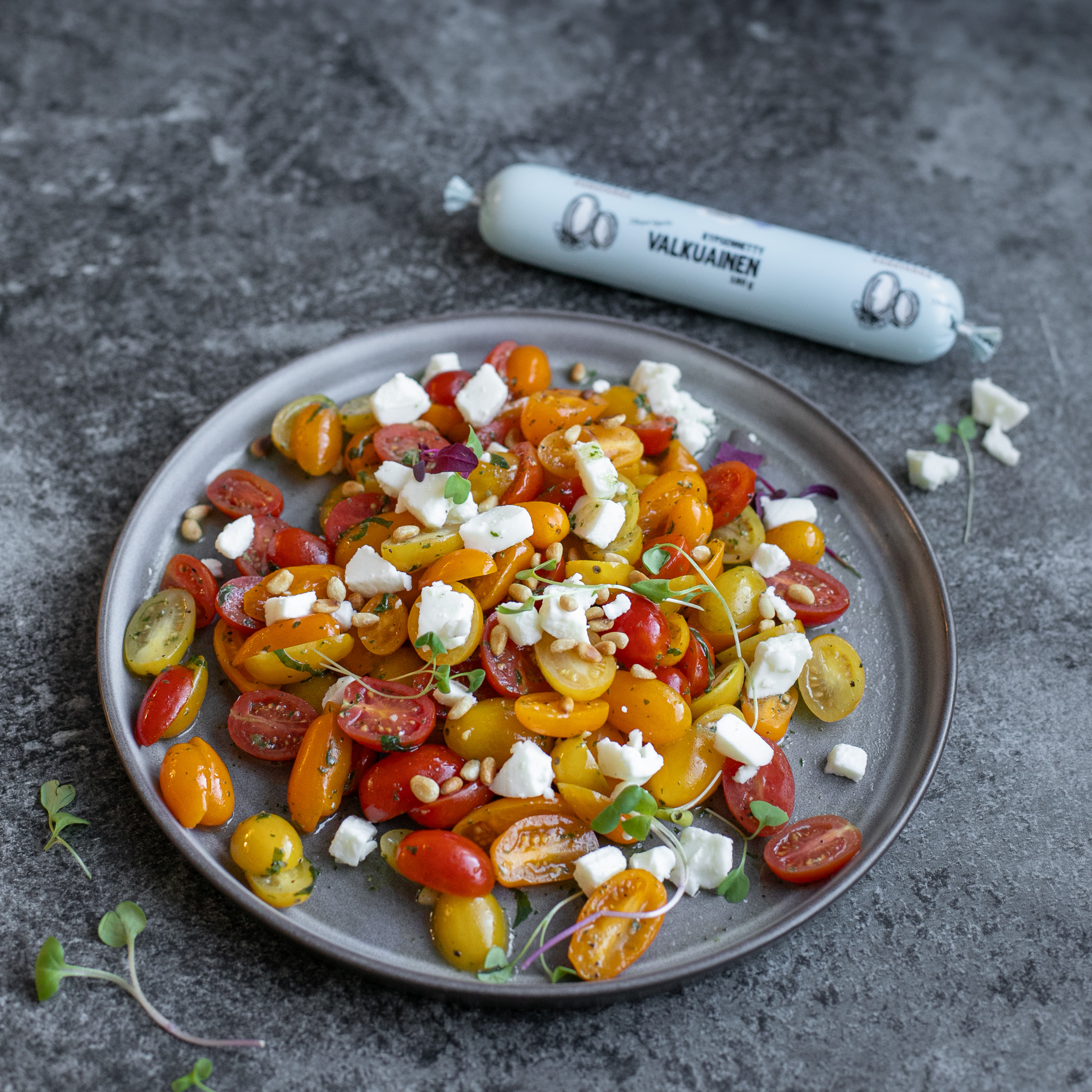 Marinoitu tomaatti-valkuaiskuutiosalaatti