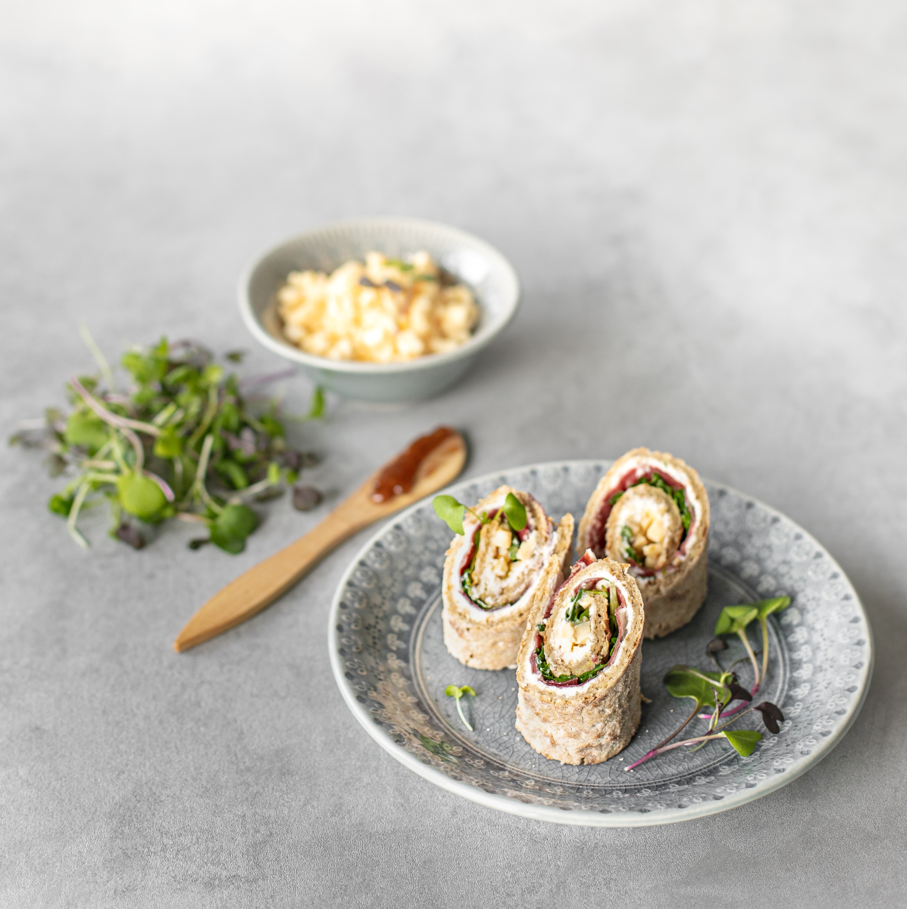 Rieskarullat muna-savuporotäytteellä