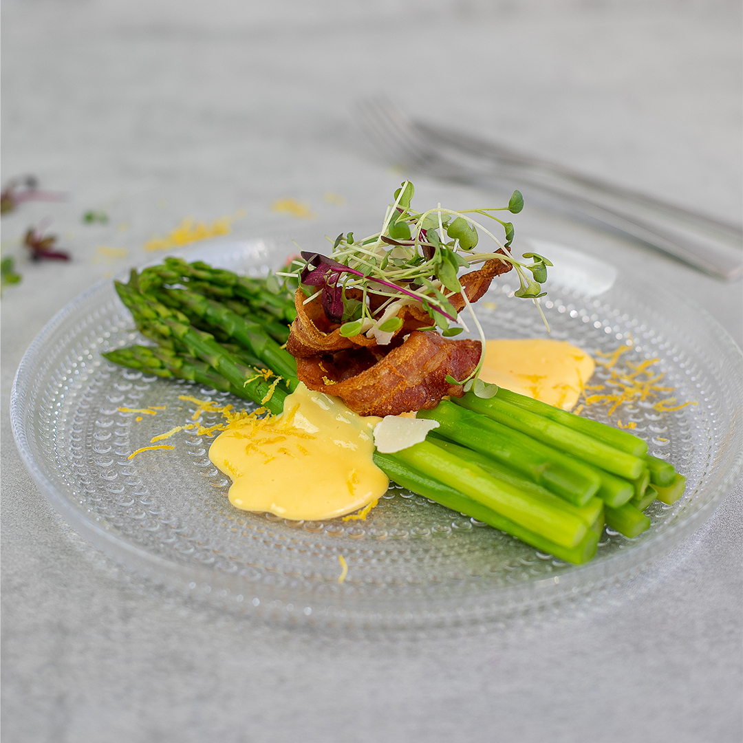 Parsaa ja hollandaise-kastiketta