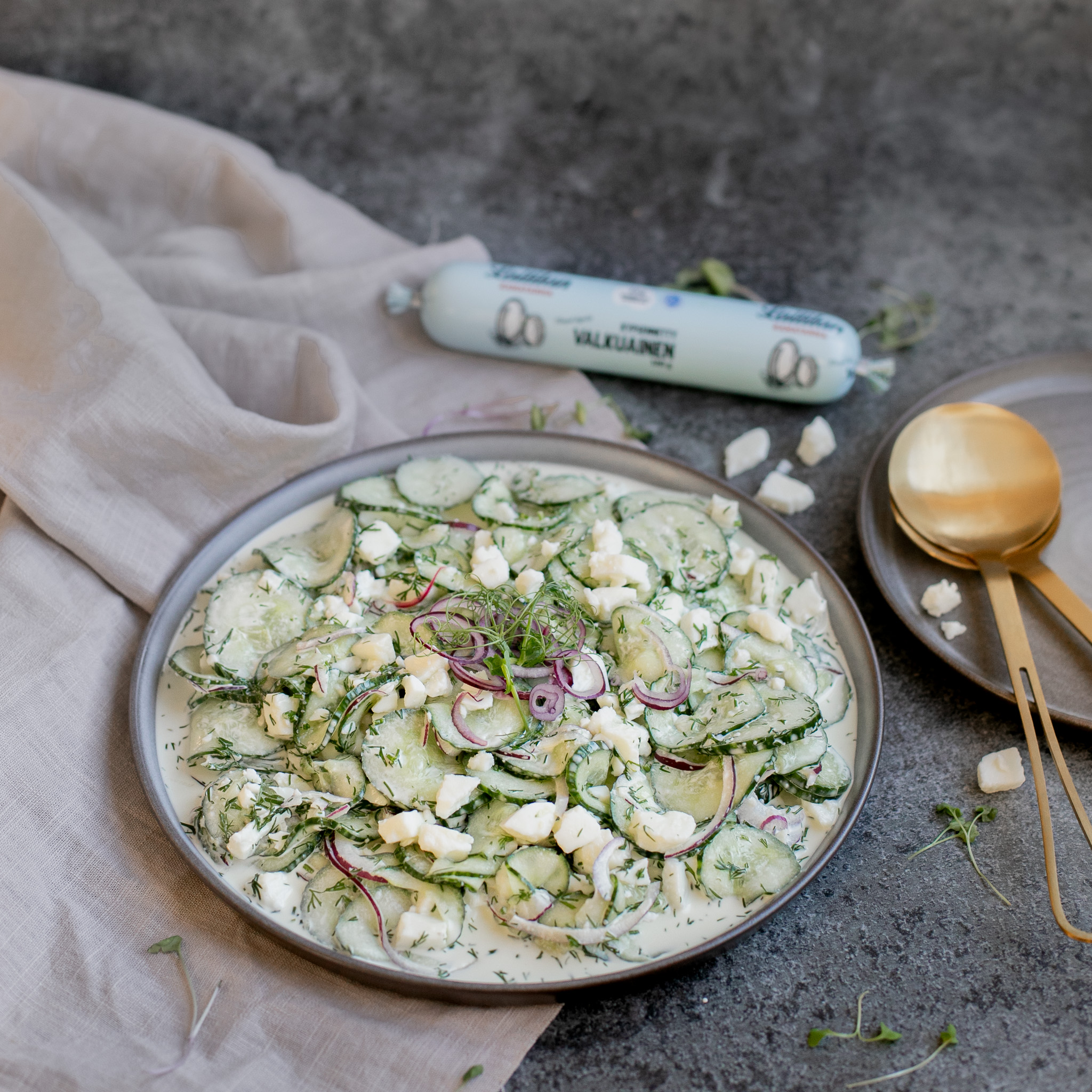 Mehevä valkuais-kurkkusalaatti