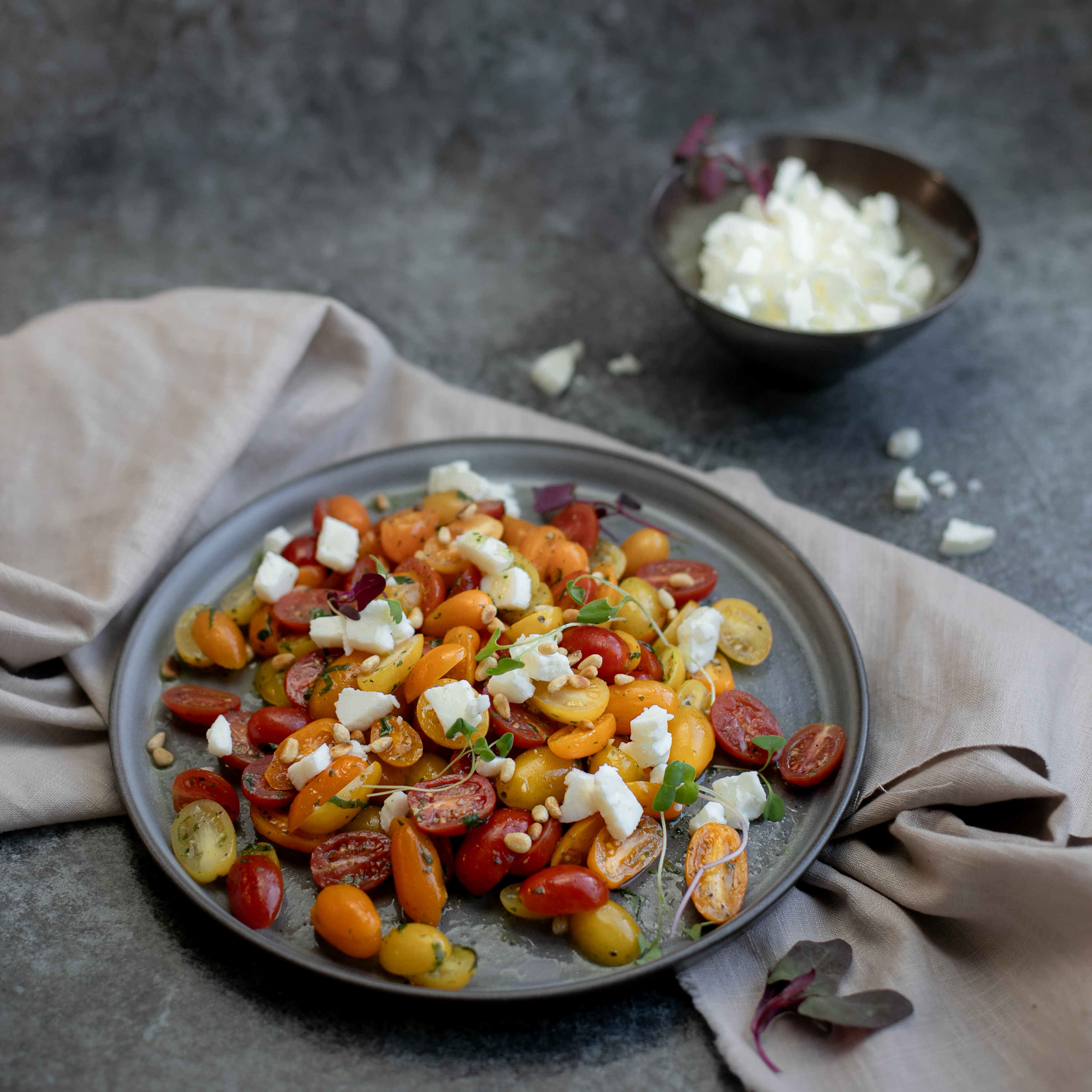 Marinoitu tomaatti-valkuaiskuutiosalaatti